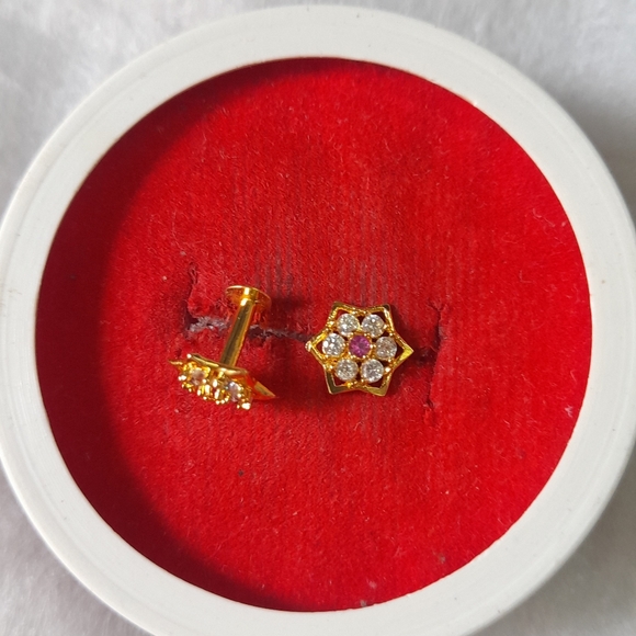 Beautiful new shaining stone desiner studs - Picture 4 of 15